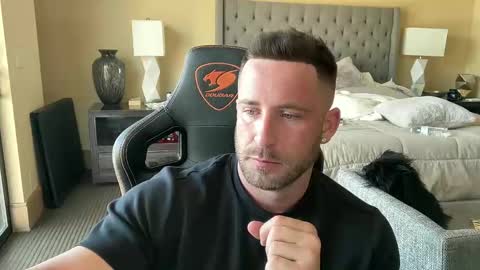 Snapshot of brettmycles chatting on 02.08.25 Brett Mycles online show from 02.08.25