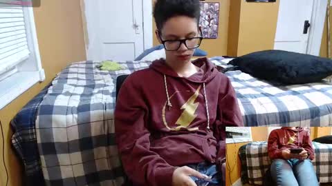 Snapshot of bright_pink_strawberry chatting on 12.04.24 Strawberry online show from 12.04.24