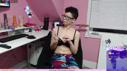 Snapshot of bright_pink_strawberry chatting on 03.06.25 Strawberry online show from 03.06.25