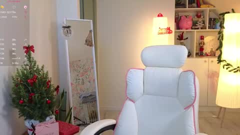 Snapshot of brilliantvictoria chatting on 12.21.24 Vi. online show from 12.21.24