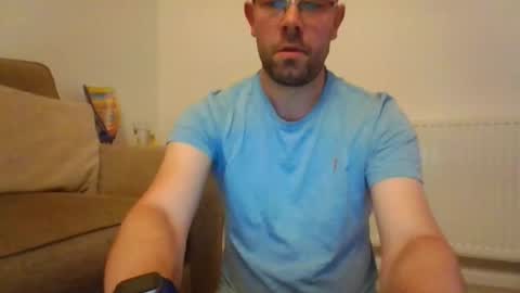 Snapshot of britguy6985 chatting on 10.06.25 britguy6985 online show from 10.06.25
