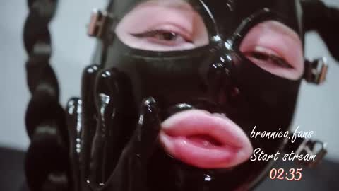 Snapshot of bronnica chatting on 09.08.25 Anna online show from 09.08.25