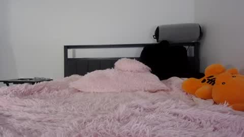 Snapshot of bubble_girl_lo chatting on 06.18.26 Queen Lola XXX online show from 06.18.26