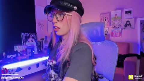 Snapshot of bun_nyx chatting on 09.22.25 online show from 09.22.25