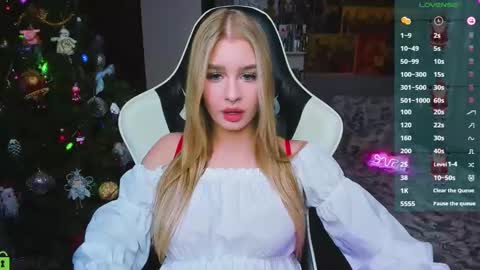 Snapshot of bunny_wetty chatting on 12.23.24 ruslana online show from 12.23.24
