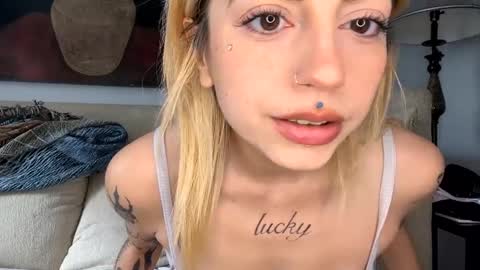 Snapshot of bunnyaliengirl_ chatting on 01.19.25 Bunnyaliengirl online show from 01.19.25