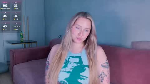 Snapshot of burn_lissa chatting on 09.19.25 Lissa online show from 09.19.25