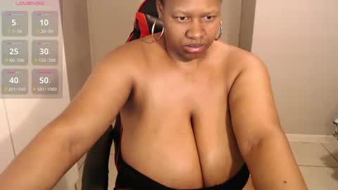 Snapshot of bustylisa85 chatting on 11.15.25 lisa online show from 11.15.25