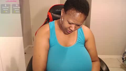 Snapshot of bustylisa85 chatting on 12.14.25 lisa online show from 12.14.25