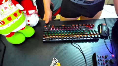 Snapshot of calihotcaliente27 chatting on 12.25.24 calihotcaliente27 online show from 12.25.24