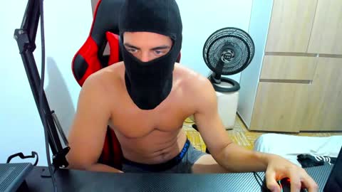 Snapshot of calihotcaliente27 chatting on 02.05.25 calihotcaliente27 online show from 02.05.25