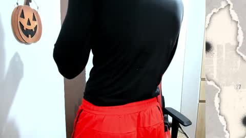 Snapshot of calihotcaliente27 chatting on 10.28.25 calihotcaliente27 online show from 10.28.25