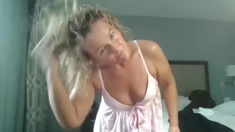 Snapshot of callmebabyt chatting on 11.15.25 callmebabyt online show from 11.15.25