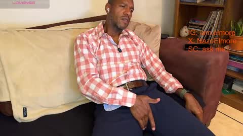 My name is Robert  Dont be shysay hi I love to chat. For requests or dirty talk please use tips  online show from 03.27.26