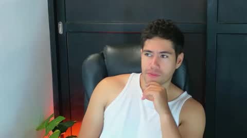 Snapshot of camara110 chatting on 10.04.25 camara110 online show from 10.04.25