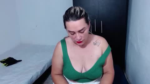 Snapshot of camila_987080 chatting on 12.15.25 camila online show from 12.15.25