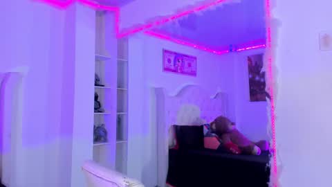 Snapshot of camila_coxx chatting on 11.03.25 s online show from 11.03.25