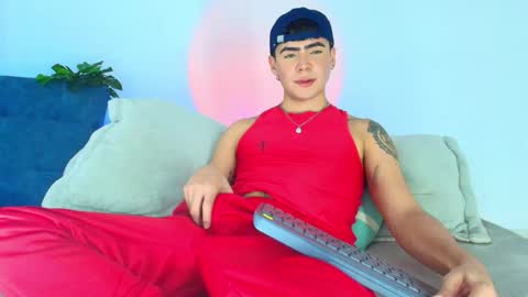 Snapshot of camilo_xcam chatting on 11.06.25 CAMILO online show from 11.06.25