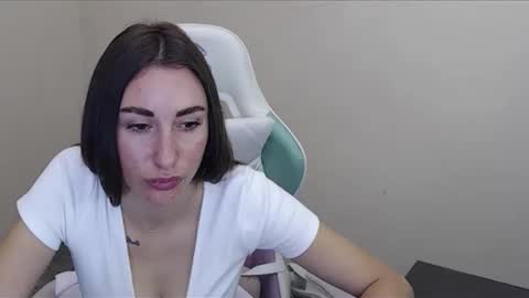 Snapshot of cammila_horn chatting on 10.23.25 cammila horn online show from 10.23.25