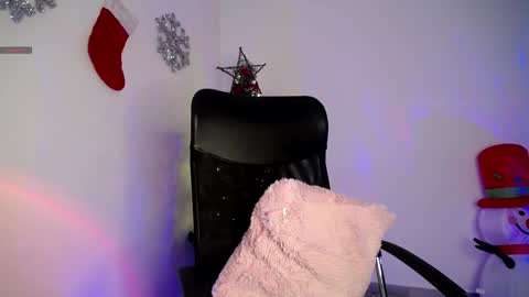 Snapshot of candy_canee chatting on 12.19.24 online show from 12.19.24