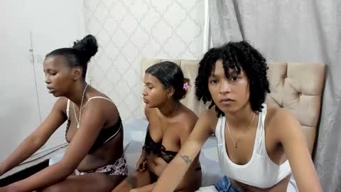 Snapshot of candy_ebony18_ chatting on 10.05.25 candy_ebony18_ online show from 10.05.25