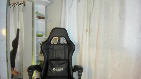 Snapshot of candy_hes chatting on 09.18.25 Nickol online show from 09.18.25