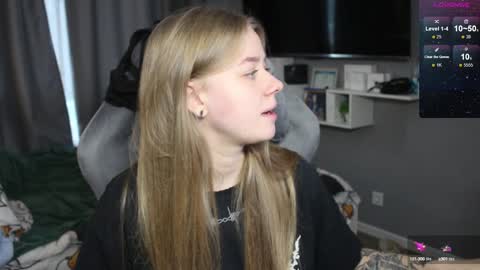 Snapshot of candy_meggie chatting on 12.10.24 Megan online show from 12.10.24