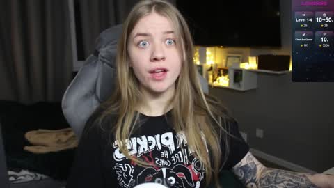 Snapshot of candy_meggie chatting on 01.06.25 Megan online show from 01.06.25