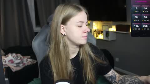 Snapshot of candy_meggie chatting on 01.12.25 Megan online show from 01.12.25