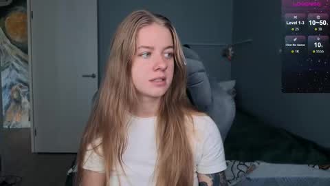 Snapshot of candy_meggie chatting on 09.09.25 Megan online show from 09.09.25