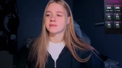 Snapshot of candy_meggie chatting on 09.28.25 Megan online show from 09.28.25