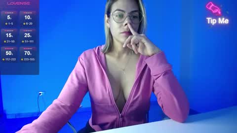 Snapshot of candydowson1 chatting on 02.11.25 Candy Dowson online show from 02.11.25