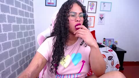 Snapshot of candyhot_sex chatting on 12.19.24 Karen online show from 12.19.24