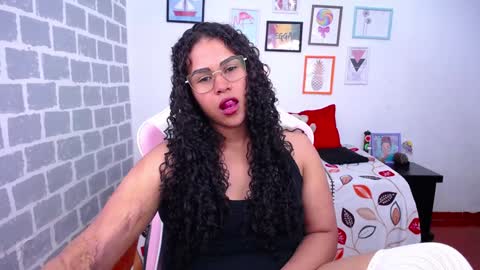 Snapshot of candyhot_sex chatting on 12.21.24 Karen online show from 12.21.24