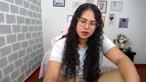 Snapshot of candyhot_sex chatting on 03.09.25 Karen online show from 03.09.25