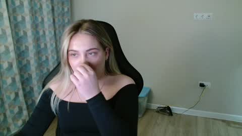 Snapshot of candymini chatting on 03.12.25 candymini online show from 03.12.25