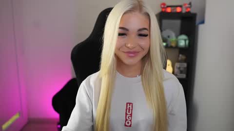 Snapshot of caramell_angel chatting on 11.24.25 Camilla online show from 11.24.25