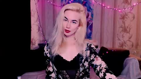 Snapshot of carinfox chatting on 06.17.26 Carin online show from 06.17.26