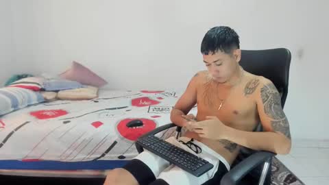 Snapshot of carlitosex09 chatting on 10.06.25 master online show from 10.06.25
