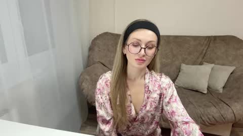 Snapshot of carolin_rogers chatting on 11.20.25 Carolin online show from 11.20.25