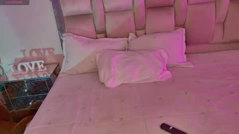 Snapshot of carolinafox_ chatting on 11.25.25 caroline online show from 11.25.25