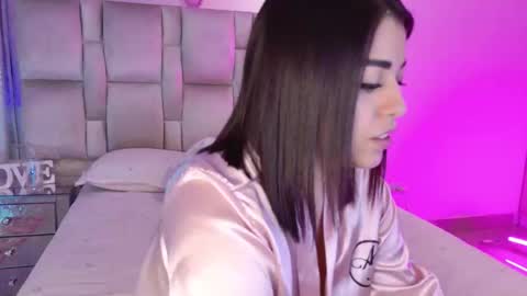 Snapshot of carolinafox_ chatting on 11.30.25 caroline online show from 11.30.25