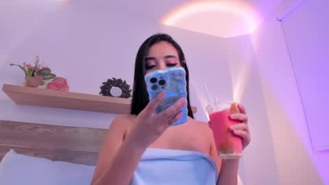 Snapshot of caroline_22z chatting on 01.25.25 CARO online show from 01.25.25