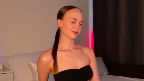 Caroline Porton online show from 04.15.26