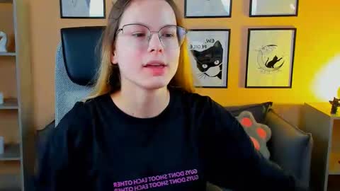 Snapshot of carrie_roses chatting on 09.18.25 carrie_roses online show from 09.18.25