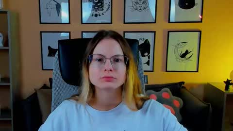 Snapshot of carrie_roses chatting on 09.19.25 carrie_roses online show from 09.19.25
