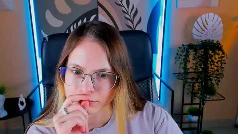 Snapshot of carrie_roses chatting on 10.06.25 carrie_roses online show from 10.06.25