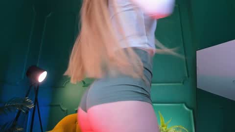 Hello my name is Cassie and my friend Nilo is also here online show from 01.03.25