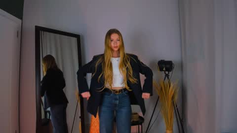 Hello my name is Cassie and my friend Nilo is also here online show from 01.29.25