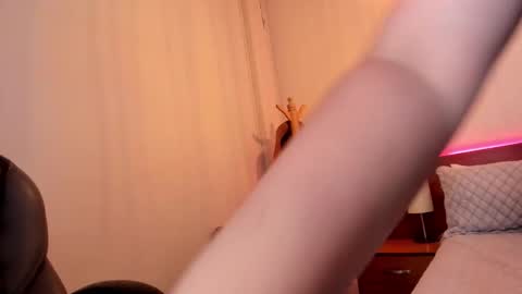 Snapshot of cat__moon__ chatting on 11.22.25 Karol online show from 11.22.25